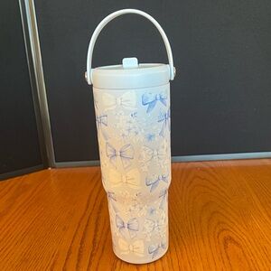 Hydrapeak Artesian Collection Ice Blue Bows & Flowers 32 oz Insulated Tumbler